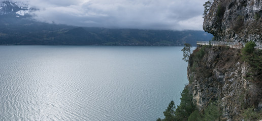 See Panorama mit Feld und berge