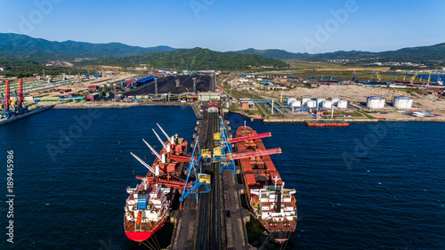 Plakat NAKHODKA, ROSJA - OKOŁO SIERPIEŃ, 2017: Węglowi terminale w porcie Nakhodka. Jest to największy port w Rosji, główne towary eksportowe w porcie w Nachodce to węgiel, ropa, drewno i metale