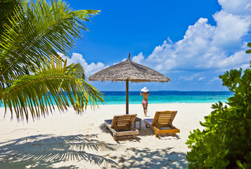 Schöner Maledivenstrand mit Bademodel