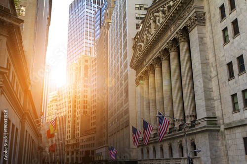 Plakat Światło słoneczne świeci na historycznych budynkach dzielnicy finansowej na dolnym Manhattanie w pobliżu Nowego Jorku w pobliżu Wall Street