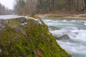 Fels am Wasser - Stein mit Moos am Fluss