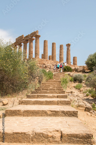 Plakat Świątynia Hery ze schodami. Valley of the Temples - Temples Valley, Agrigento, Włochy.