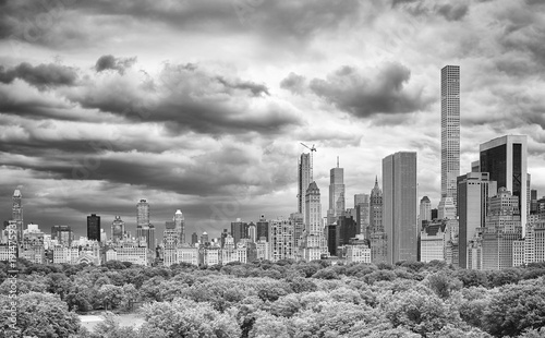Plakat Burzowy niebo nad central park i Manhattan linią horyzontu, Nowy Jork, usa.