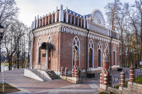 Plakat Mały (półokrągły) pałac w państwie zabytkowy, architektoniczny, artystyczny i krajobrazowy rezerwat muzealny Tsaritsyno. W Moskwie, Federacja Rosyjska.