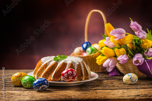 Plakat Wielkanocne ciasto. Tradycyjny ringowy marmurowy tort z Easter decotation. Pisanki i tulipany wiosna.