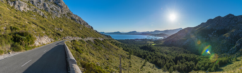 Landstraße und Aussicht vom Mirador Es Colomer auf Mallorca richtung Formentor