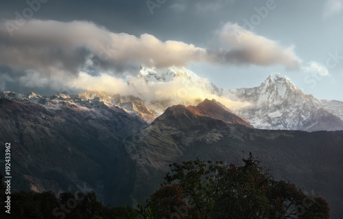 Plakat Sceniczny krajobraz z pasmem górskim Annapurna, himalaje na wschodzie słońca.