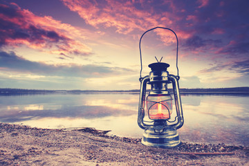 magische Lampe am Strand