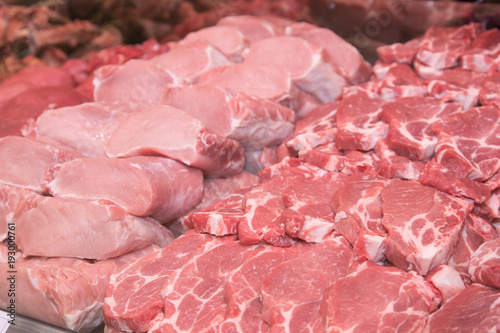 Zdjęcie XXL Zamyka up różnorodny mięso w supermarkecie. Surowe mięso w sklepie mięsnym