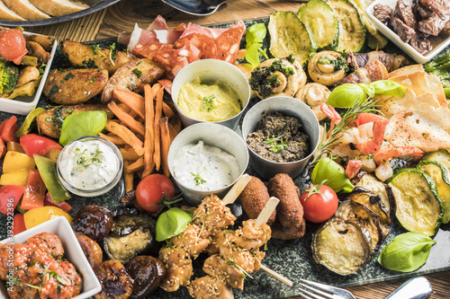 Plakat pyszne gigantyczne rustykalne danie startowe talerz z antipasti spadki chleb tapas