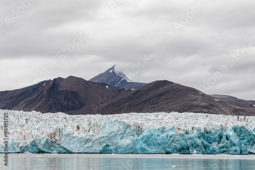 Plakat Lodowiec Wahlenberg spotyka się z Oceanem Arktycznym w Svalbard w Norwegii. Sierpień 2017