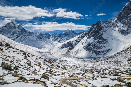 Plakat Piękny widok na szczyty Ama Dablam i Kanthega, z wioską Dughla w oddali, w Hymalayas