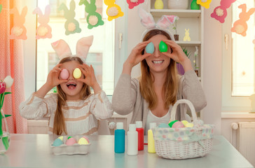 Mutter und Tochter zu Ostern