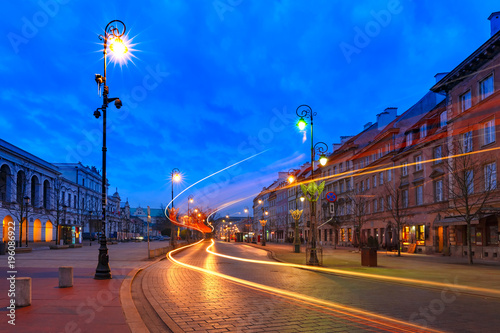 Plakat Krakowskie Przedmieście, część Traktu Królewskiego na Starym Mieście w godzinach wieczornych niebieskiej godziny, Warszawa, Polska.