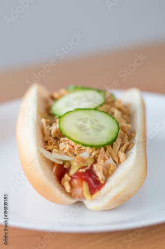 Plakat Klasyczny duński hot-dog z keczupem, musztardą, posiekaną żółtą cebulką. smażona cebula i plasterki zielonego ogórka.