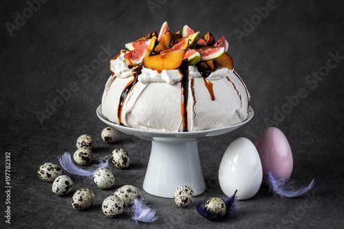 Plakat Niesamowita Easter beza z świeżymi owoc na popielatym i Easter przepiórczym jajku