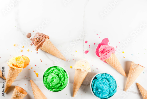 Fotoobraz na płótnie Różne domowe topnienia lodów w miseczkach i gofry lody, biały waniliowy, pomarańczowy, różowy berry, zielony, niebieski, czekolada biały marmur tło kopia widok z góry