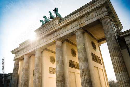 Zdjęcie XXL Brama Brandenburska (Brandenburger Tor), słynny punkt orientacyjny w Berlinie, Niemcy, przebudowany pod koniec XVIII wieku jako neoklasycystyczny łuk triumfalny