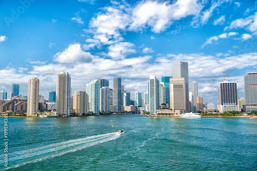 Zdjęcie XXL Widok z lotu ptaka Miami drapacze chmur z błękitnym chmurnym niebem, biały łódkowaty żeglowanie obok Miami śródmieścia