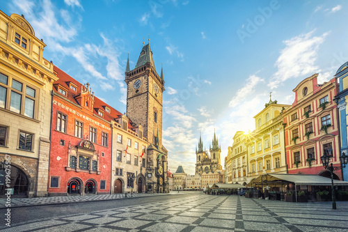 Plakat Stary Ratusz z wieżą zegarową na Starym Mieście (Staromestske namesti) w godzinach porannych, Praga, Czechy
