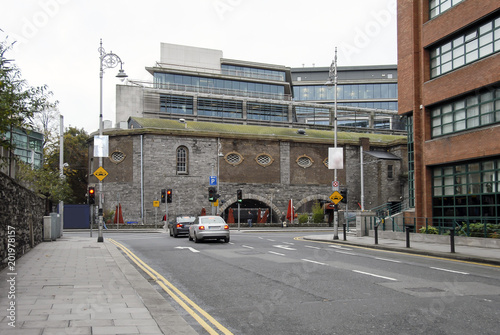 Zdjęcie XXL Dublin, Irlandia, 24 października 2012 r .: Samochody i ludzie na ulicy