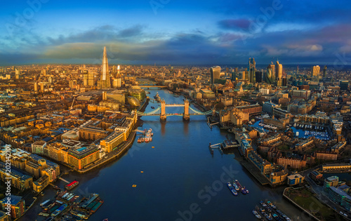 Zdjęcie XXL Londyn, Anglia - panoramiczny widok na panoramę Londynu, w tym słynny Tower Bridge z czerwonym piętrowy autobus, Tower of London, wieżowce w dzielnicy bankowej w złotej godziny wcześnie rano