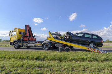 Nach einem Unfall wird das Unfallauto auf einen Abschleppwagen gezogen
