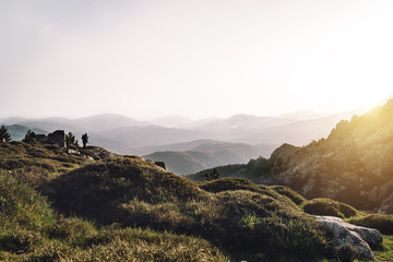 Fotograf fotografiert die Berge 