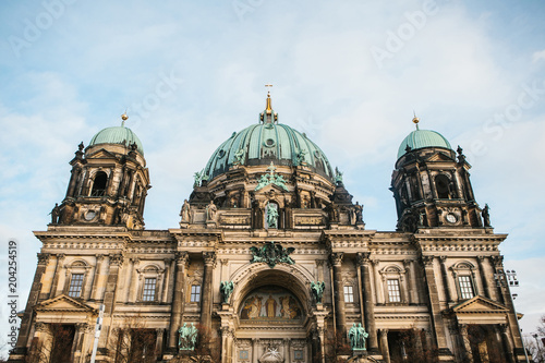 Zdjęcie XXL Katedra w Berlinie nazywa się Berliner Dom. Piękny stary budynek w stylu neoklasycyzmu i baroku z krzyżem i rzeźbami.