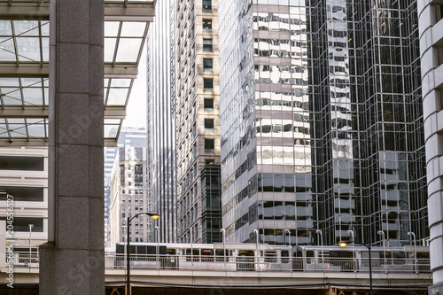Plakat stacja metra na moście w centrum Chicago w otoczeniu wieżowców. Vintage przyciemniane