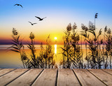 puesta de sol en el lago