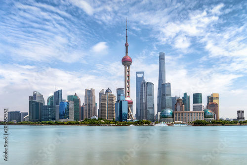 Plakat Centrum Pudong w Szanghaju, Chiny, z nowoczesnymi budynkami i drapaczami chmur