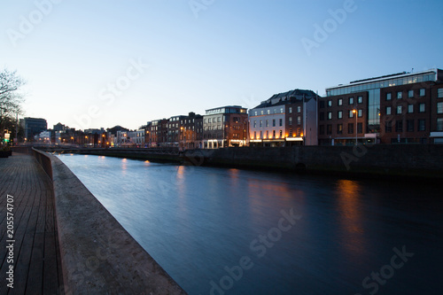 Zdjęcie XXL Liffey river promenade we wczesnych godzinach porannych. Dublin, Irlandia.