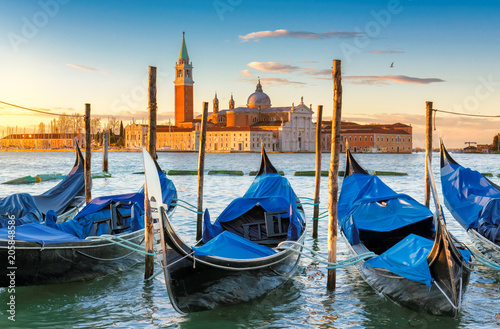 Plakat Wenecja wschód. Gondole przy placu Świętego Marka z kościołem San Giorgio di Maggiore w Wenecji, Włochy,