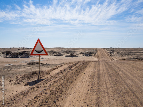 Zdjęcie XXL Pusta droga gruntowa i wodny skrzyżowanie podpisujemy wewnątrz Namib pustynię Namib-Naukluft park narodowy, Namibia, Afryka