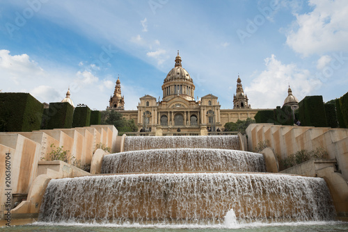 Plakat Barcelona Placa De Espanya, Muzeum Narodowe z magiczną fontanną w godzinach popołudniowych w Barcelonie. Hiszpania. Sławny punkt zwrotny w Hiszpania.