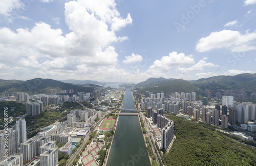 Plakat Powietrzny panarama widok na Shatin, Tai Bladym, Shing Mun rzeka w Hong Kong