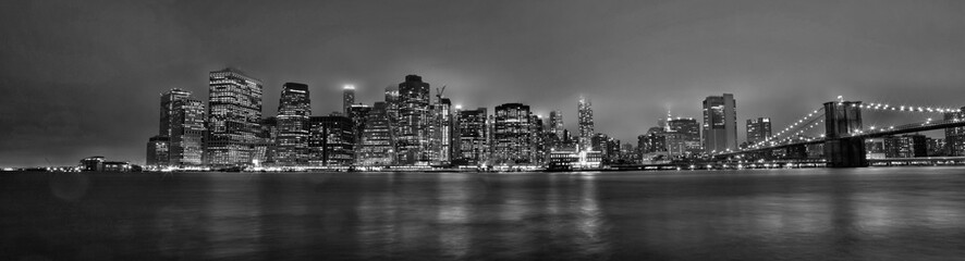 New York skyline Manhattan di sera in bianco e nero