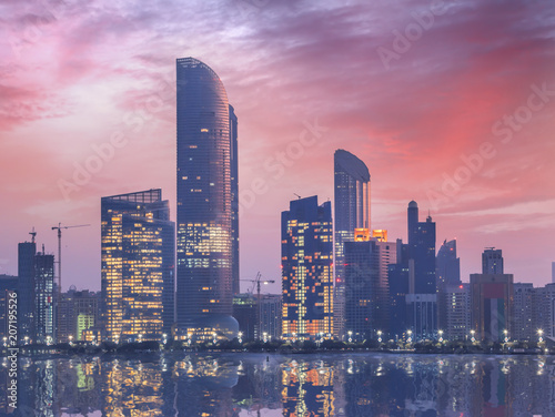 Zdjęcie XXL Wieżowce w godzinach wieczornych, Abu Dhabi, Zjednoczone Emiraty Arabskie
