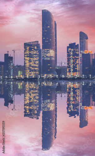Zdjęcie XXL Wieżowce w godzinach wieczornych, Abu Dhabi, Zjednoczone Emiraty Arabskie