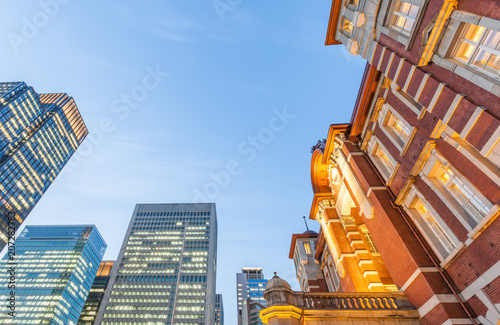 Plakat Stacja Tokio, stacja kolejowa w dzielnicy biznesowej Marunouchi Chiyoda, Tokio, Japonia. Tokyo Station to główny terminal kolejowy Intercity w Tokio i najbardziej ruchliwa stacja w Japonii