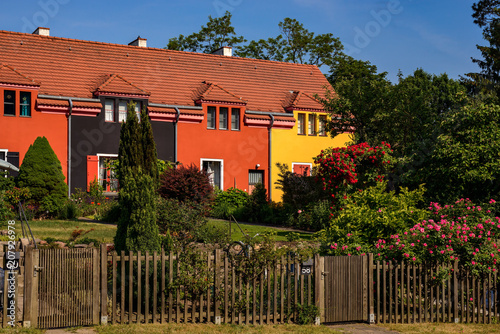 Zdjęcie XXL Kolor jako element projektu: Domy z ogrodami frontowymi w berlińskim "Gartenstadt Falkenberg"