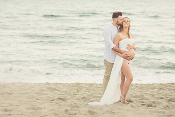 couple pregnancy near the sea