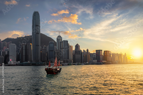 Plakat Widok Wiktoria schronienie i Hong Kong linia horyzontu przy zmierzchem