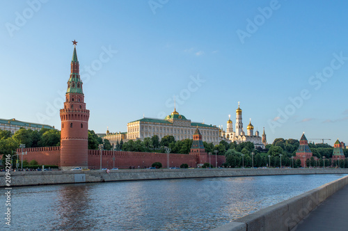 Plakat Widok Moskwa Kremlin od banku Moskva rzeka, dziejowy i turystyczny krajobraz kapitał Rosja