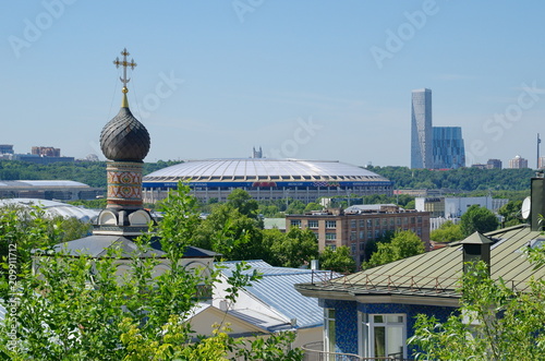 Plakat Widok z tarasu widokowego Rosyjskiej Akademii Nauk do kopuły kościoła św. Andrzeja i dużej hali sportowej "Łużniki", Moskwa, Rosja
