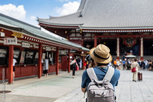 Plakat Młody podróżnik bierze fotografię Sensoji świątynia w Asakusa, Tokio, Japonia