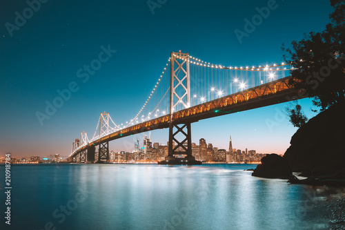 Plakat San Fransisco linia horyzontu z zatoka mostem przy zmierzchem, Kalifornia, usa