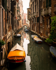 Canal em Veneza com barcos