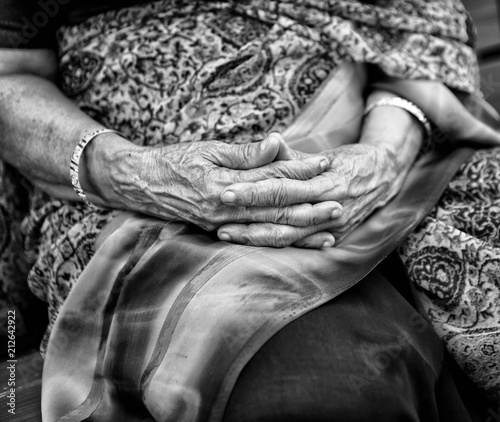 Фото: Wrinkled hands of Indian woman, dressed in traditional sari Wrinkled hands of Indian woman, dressed in traditional sari